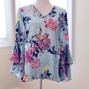 Beautiful shirt with sleeves flow as you walk..